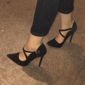 cute pointed toe black heels! 🖤